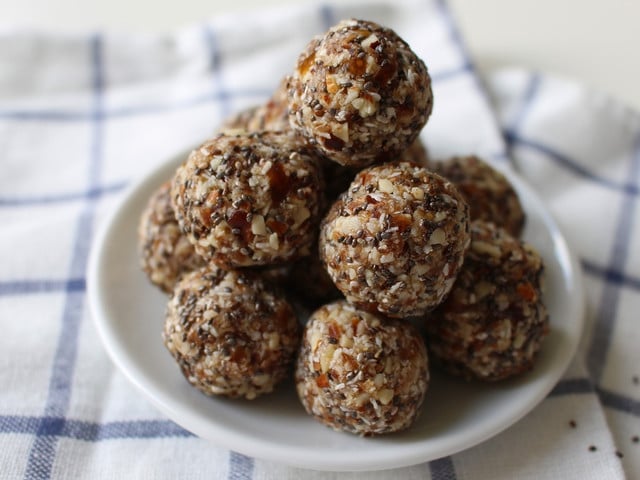 Vegane Rezeptideen für ein Frühstück zum Mitnehmen Vermengst du Dattelmus mit gemahlenen Nüssen und Haferflocken, kannst du Energy Balls daraus formen.