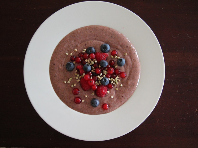 Leinsamen-Pudding: Einfaches Rezept mit Beeren und Nüssen Den Leinsamen-Pudding kannst du mit frischen Beeren und anderen Toppings deiner Wahl verfeinern.