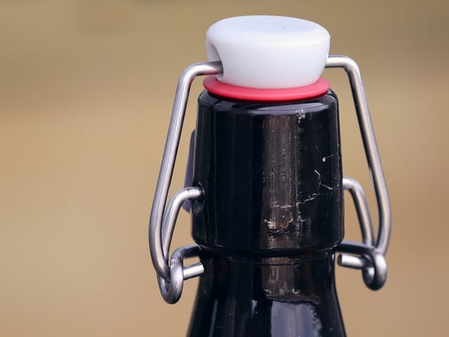 Brennesselbier selber brauen: Einfaches Rezept Fülle das fertige Brennnesselbier für die Gärung in Bügelflaschen ab.