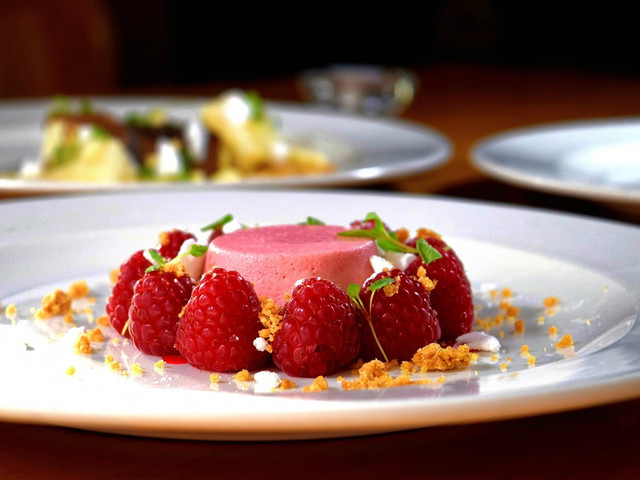 Rezept für Himbeerpudding: Vegan und einfach Der Himbeerpudding sieht nicht nur farbenfroh aus, er schmeckt auch fruchtig und aromatisch.