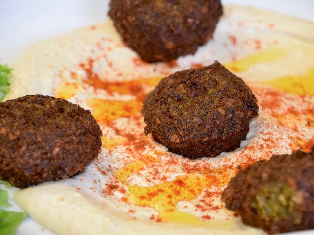 Dazu passt Hummus Hummus passt gut zu Falafeln.