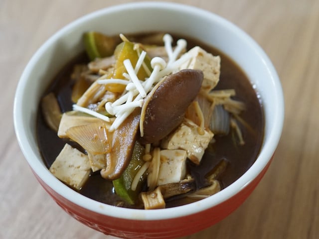 Misosuppe-Rezept: Einlagen Tofuwürfel und Pilze sind passende Einlagen für Misosuppen.