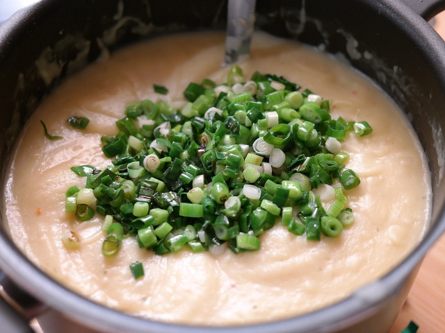 Vegane Parmesansuppe: Variationsmöglichkeiten Die Parmesansuppe kannst du mit frischen Kräutern und Frühlingszwiebeln verfeinern.