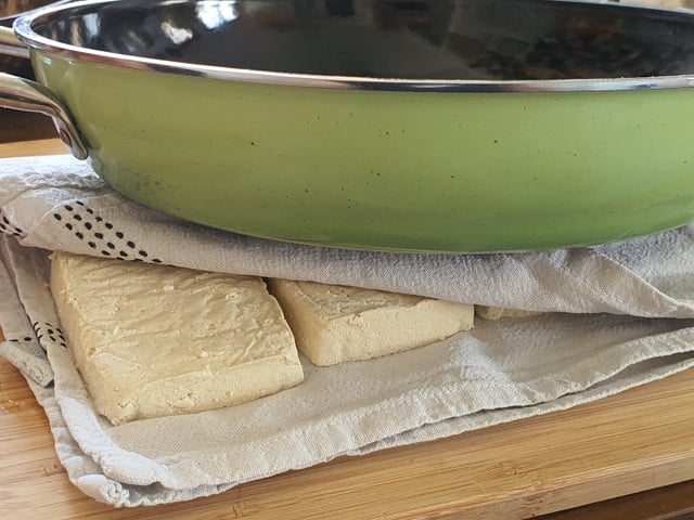 Je niedriger der Wassergehalt, desto knuspriger wird der Tofu. 