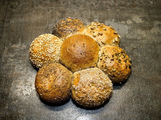 Geburtstagsfrühstück: Brot und Brötchen Die Basis für ein klassisches Frühstück: frisches Brot und Brötchen.