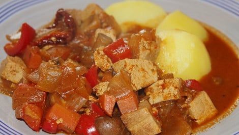 Veganes Gulasch mit 7 Zutaten: Ein einfaches Rezept