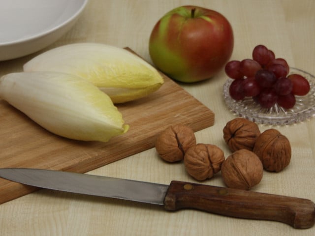 Einkaufstipps für den Chicoree-Salat Bereite den Chicoree-Salat mit heimischen Zutaten zu.