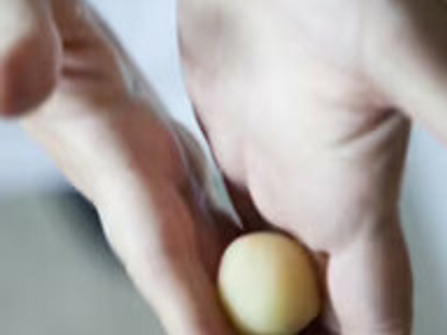 Variationen für das Marzipan ohne Mandeln Aus dem Marzipan ohne Mandeln kannst du Marzipankartoffeln formen.