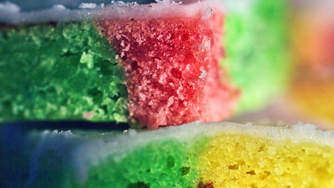 Papageienkuchen: Kunterbuntes Rezept mit veganer Variante