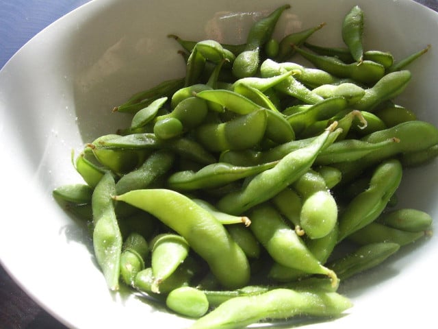 Weitere Tipps für Edamame-Hummus Verwendest du für deinen Edamame-Hummus ungeschälte Bohnen, solltest du mehr Zeit einplanen.