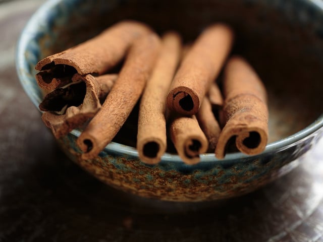 Bratapfelkompott mit Mandeln: Veganes Rezept Zimt gibt dem Bratapfelkompott mit Mandeln ein winterliches Aroma.