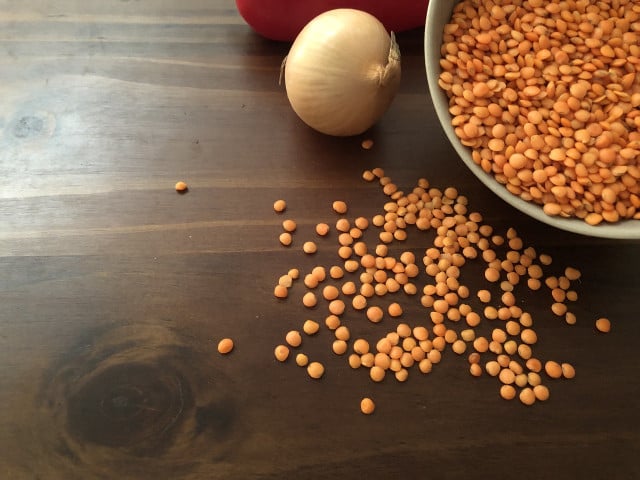 Linsenaufstrich: Veganes Rezept mit roten Linsen und Joghurt Für Linsenbratlinge brauchst du neben roten Linsen auch Zwiebel und Knoblauch.