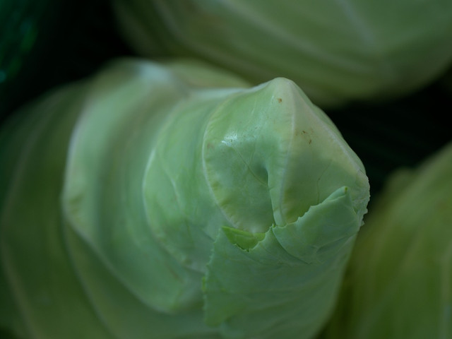 Knuspriger Spitzkohl aus dem Ofen: Veganes Rezept Spitzkohl ist vielseitig und lässt sich auch im Ofen gut zubereiten.