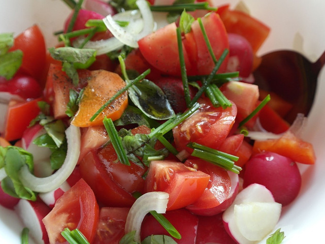 Was passt zu veganem Kartoffelschmarrn? Ein Sommersalat passt gut zu veganem Kartoffelschmarrn