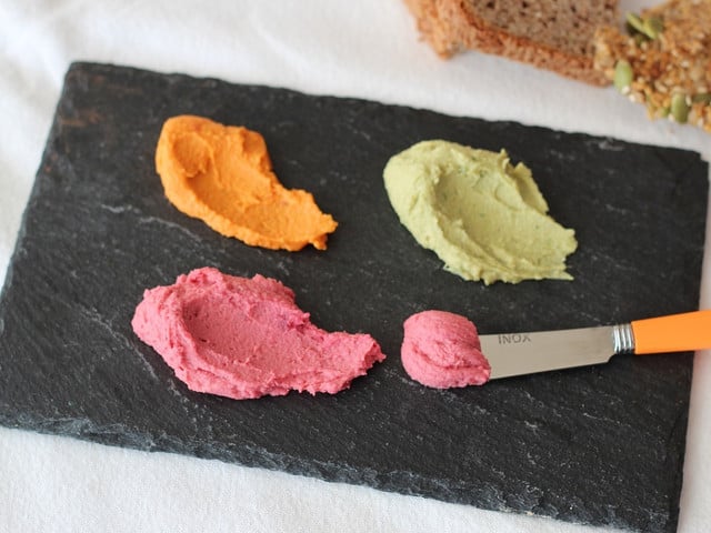 Karotten-Hummus: Worauf du beim Einkaufen achten solltest Je nach Zusammensetzung kann Hummus verschiedene Farben annehmen - oben links der orangerot leuchtende Karotten-Hummus.