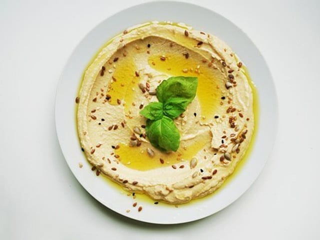 So kochst du Kichererbsen richtig Für Hummus solltest du die Kichererbsen sehr weich kochen.