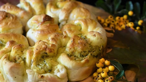 Faltenbrot: Rezept mit frischen Kräutern