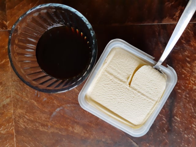 Veganes Vanilleeis macht den Eiskaffee aus Kaffeeresten sanft-süß