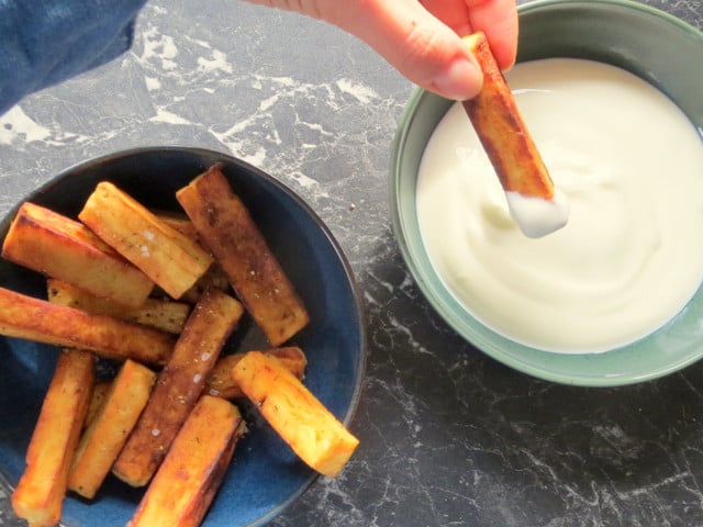 Serviertipps für Panisse: Passende Dips Schlicht und lecker: Panisse mit Joghurt als Dip.
