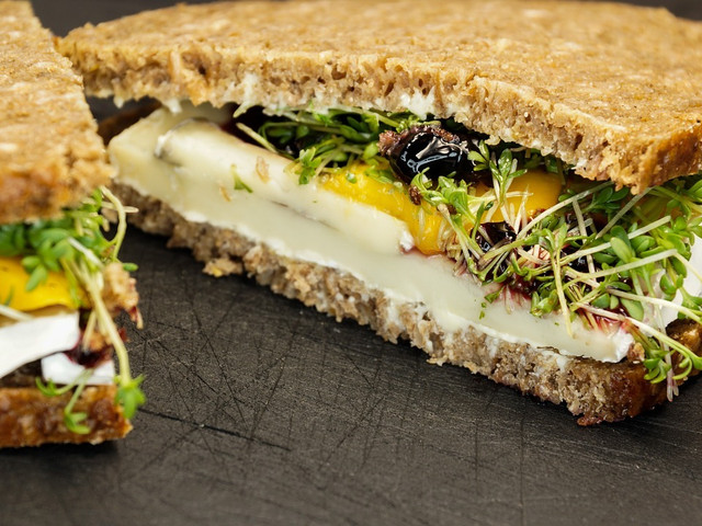 Herzhafte Rezeptideen für Frühstück zum Mitnehmen Belegtes Vollkornbrot ist ein vollwertiges Frühstück zum Mitnehmen.