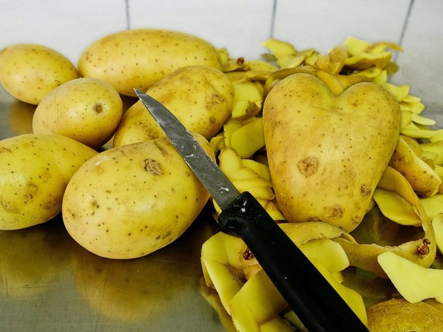 Veganer Kartoffelschmarrn: Rezept und Zutaten Die Kartoffelschalen kannst du später weiterverwerten.