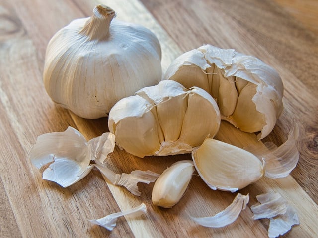 Wolkenbrot: Variationsmöglichkeiten Mit gehacktem Knoblauch und Olivenöl kannst du das Wolkenbrot verfeinern.