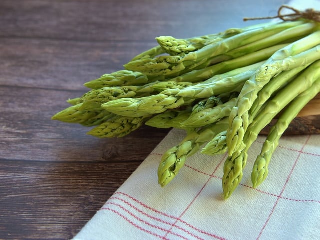 Rezept: Spargel-Tarte aus dem Ofen Verwende für die Spargel-Tarte frischen Spargel aus regionalem Anbau.