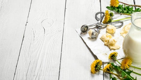 Löwenzahnbutter mit Blüten: Frühlingshaftes Rezept