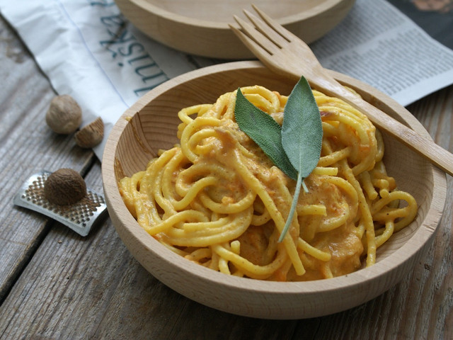Kürbissoße: So bereitest du sie zu Kürbissoße passt gut zu Pasta.