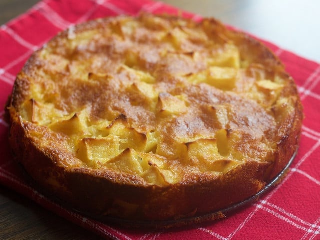 Nachhaltig backen: Das kannst du tun Backe den spanischen Apfelkuchen mit regionalen Zutaten aus ökologischer Landwirtschaft.