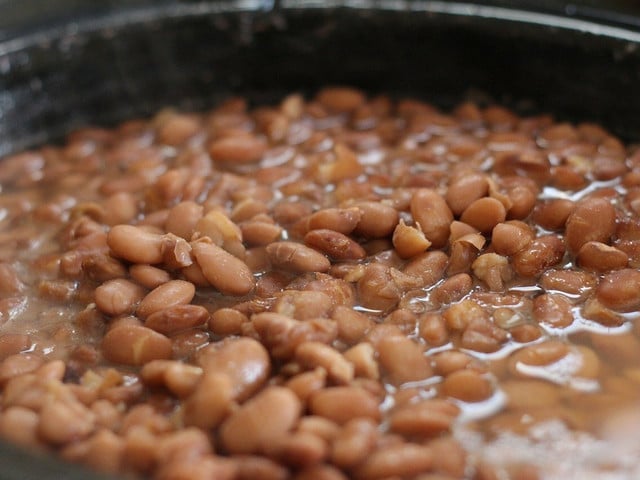 Rezept: Herzhafter Wachtelbohnen-Eintopf Ein Eintopf aus Pintobohnen ist ein nährstoffreiches und wärmendes Gericht.
