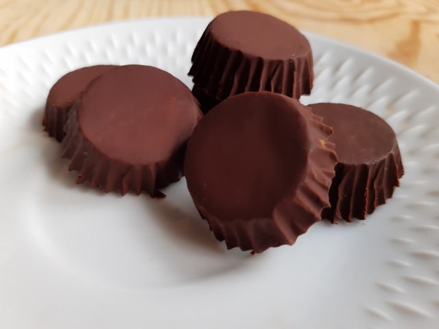Frisch aus dem Kühlschrank schmecken die selbstgemachten Reese's Cups am besten.
