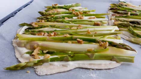 Frühlingshafter Spargel-Flammkuchen: Rezept mit grünem oder weißem Spargel